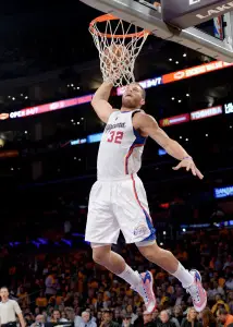 VIDEO: Blake Griffin Gets An Easy Dunk When The Lakers Huddle Up